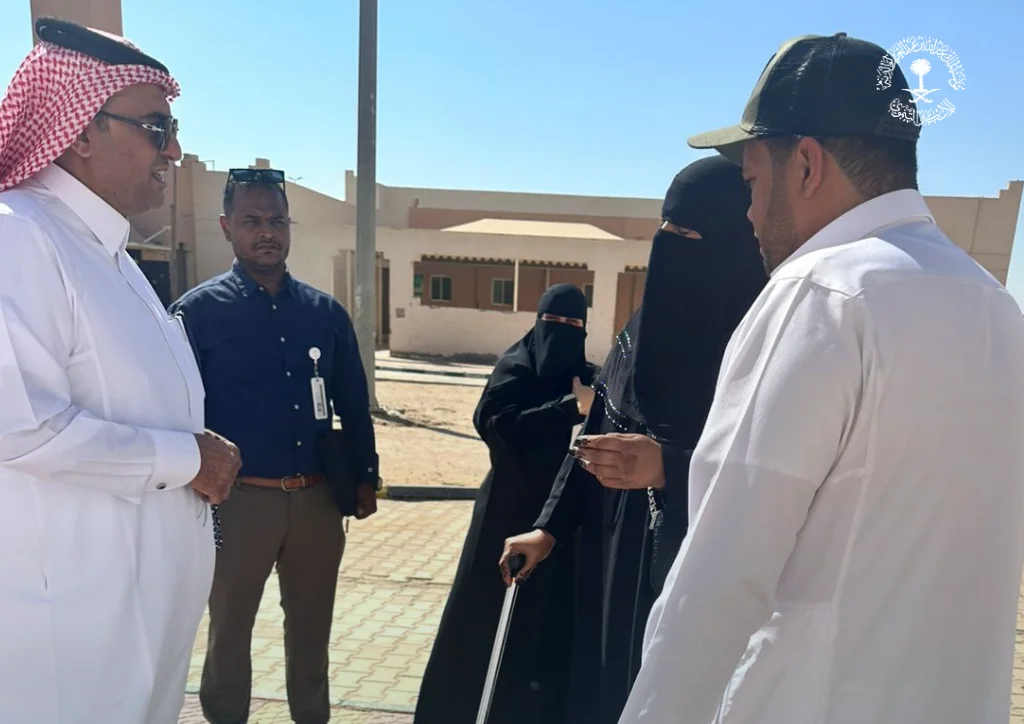 ضمن جولته بالجوف.. وفد "المؤسسة" يتفقد أحوال المستفيدين في القريات