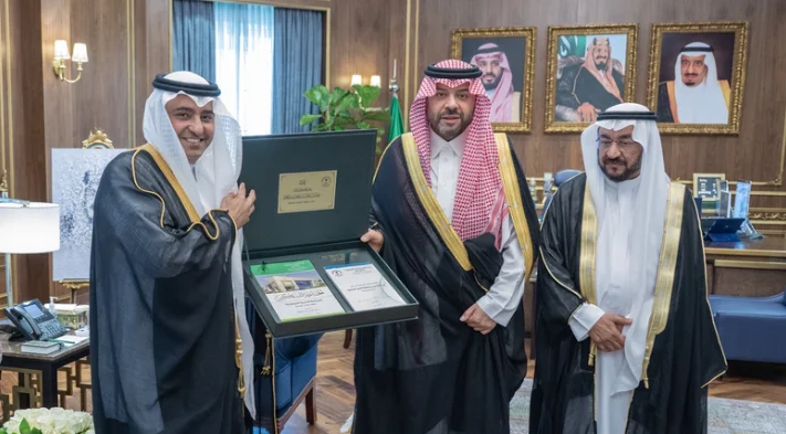 سمو أمير منطقة الحدود الشمالية يستقبل رئيس مجلس إدارة مؤسسة الملك عبدالله بن عبدالعزيز لوالديه للإسكان التنموي ويطلع على جهود المؤسسة في المنطقة